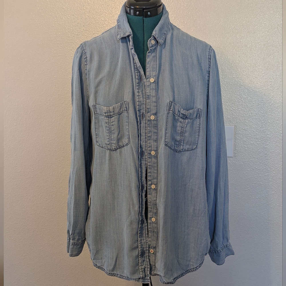 Banana Republic Denim Chambray Button-Up Shirt - Medium